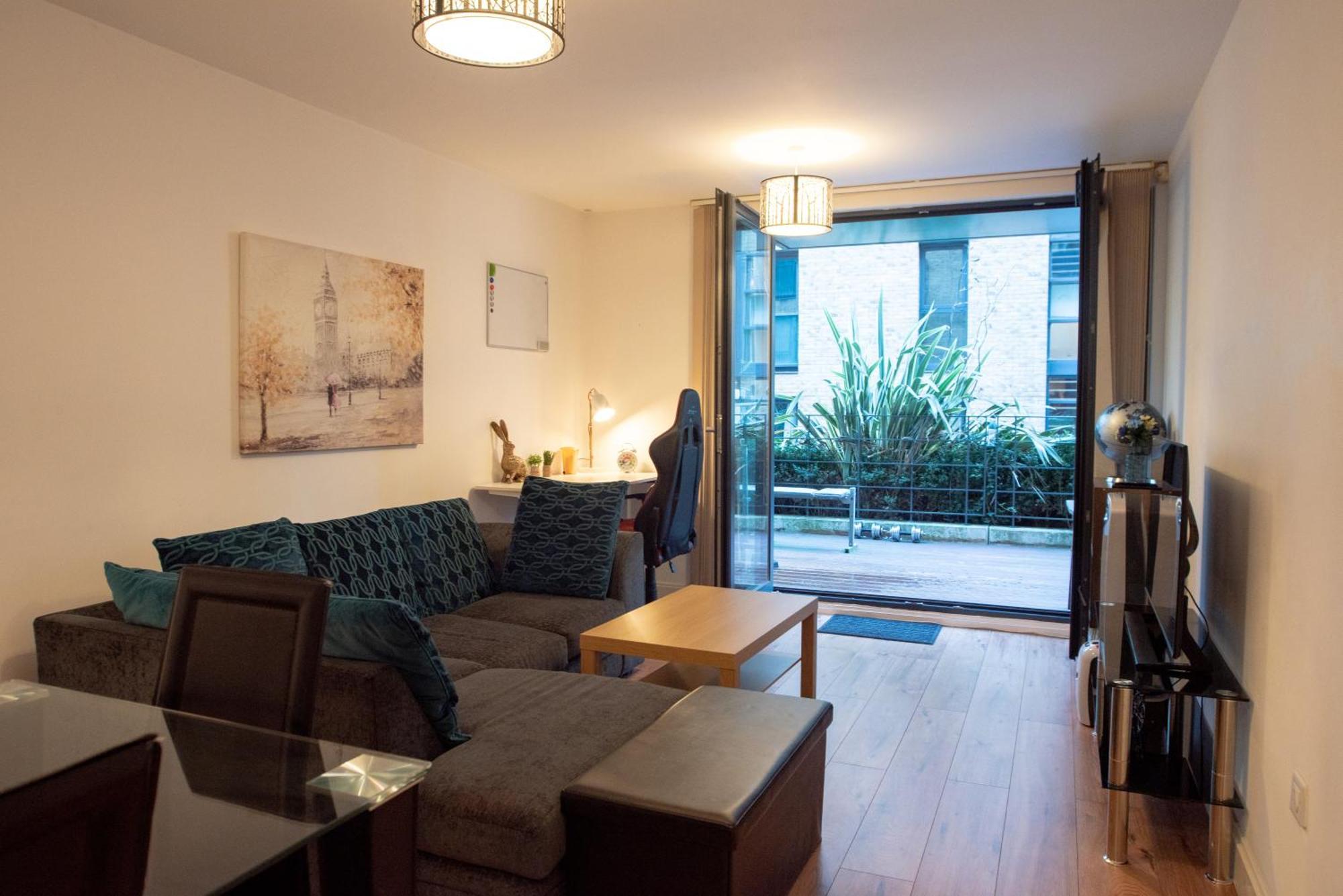Spacious 1 Bed Apartment With Workspace, Coffee & Free Secure Parking Birmingham Bagian luar foto