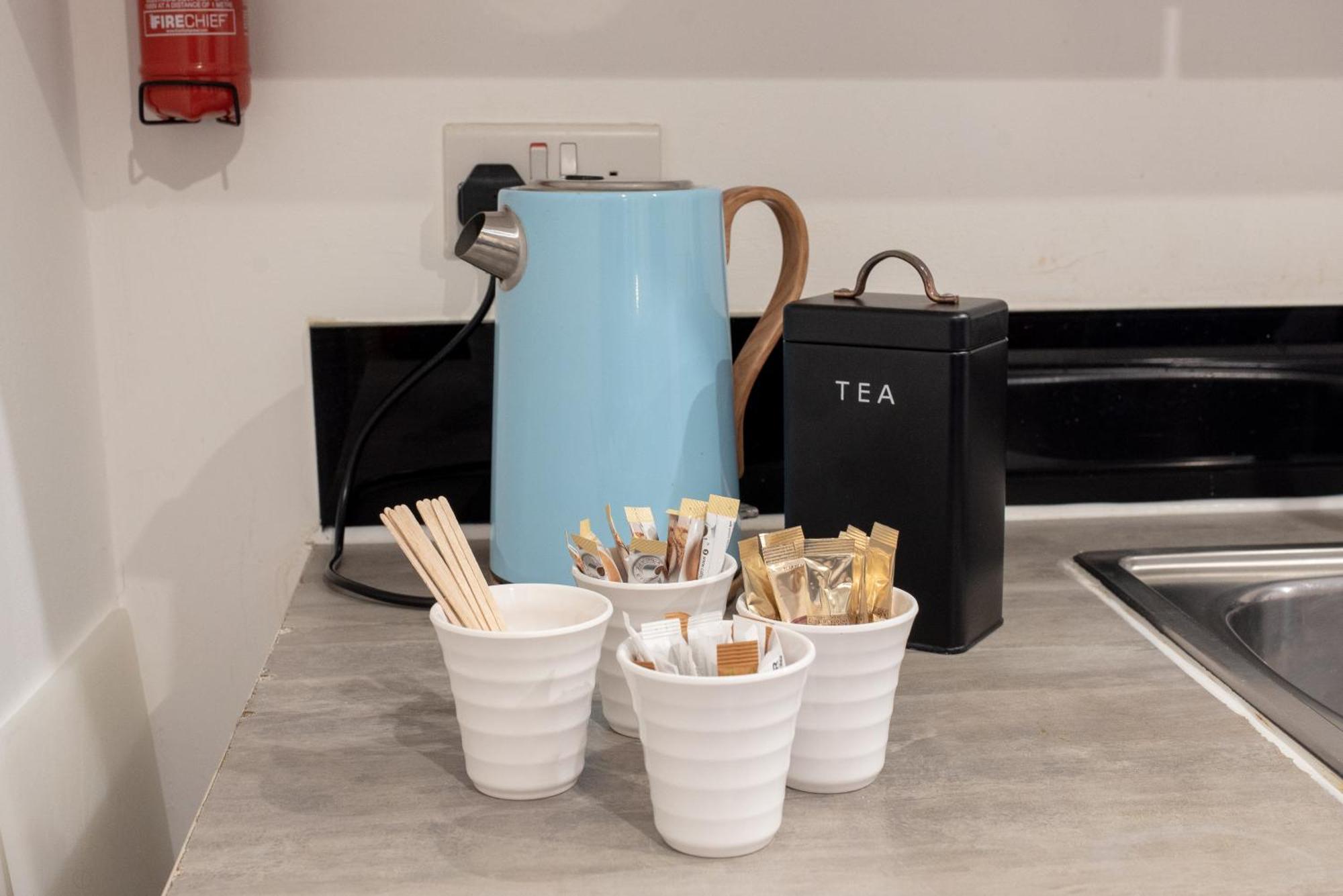 Spacious 1 Bed Apartment With Workspace, Coffee & Free Secure Parking Birmingham Bagian luar foto