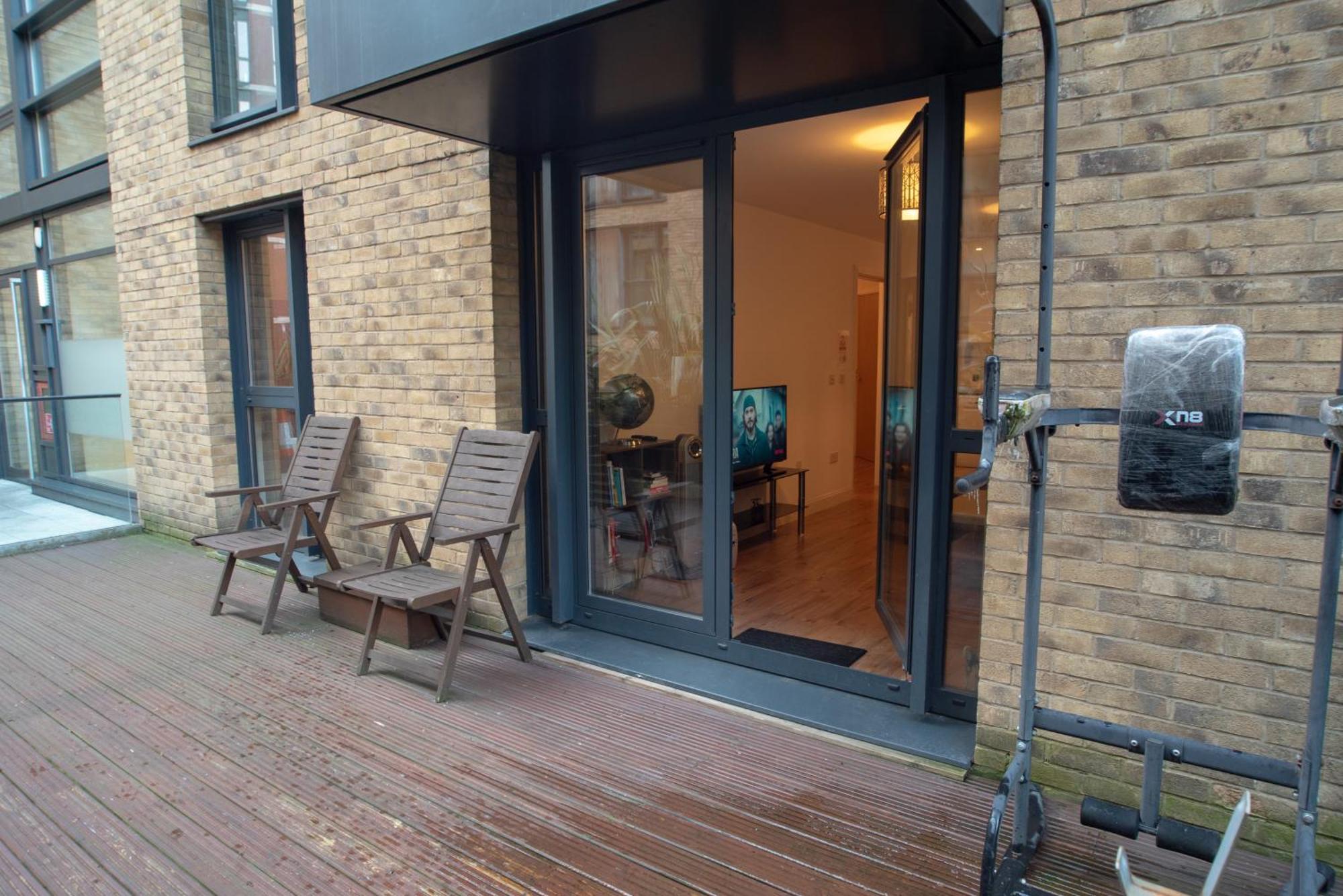 Spacious 1 Bed Apartment With Workspace, Coffee & Free Secure Parking Birmingham Bagian luar foto