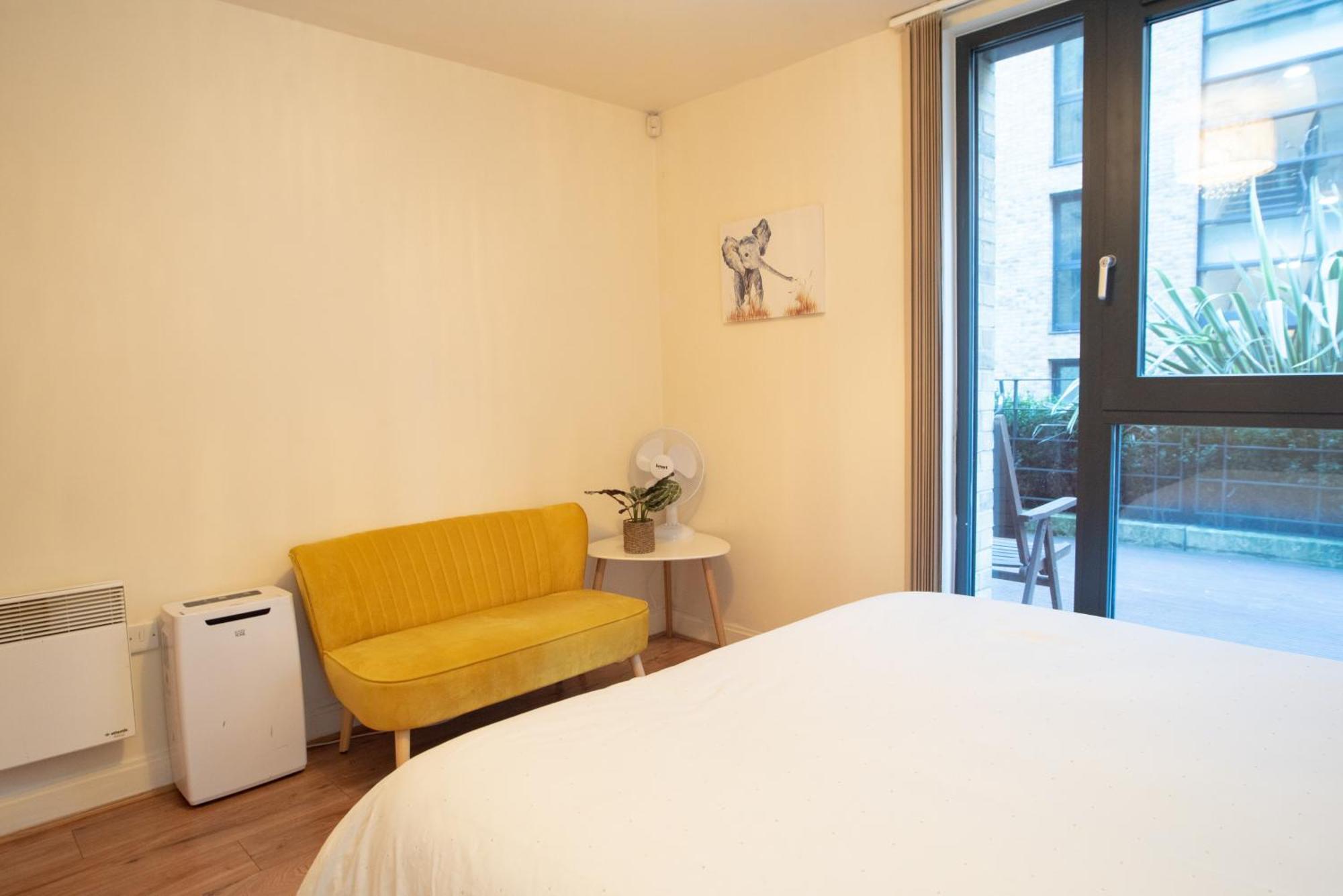 Spacious 1 Bed Apartment With Workspace, Coffee & Free Secure Parking Birmingham Bagian luar foto
