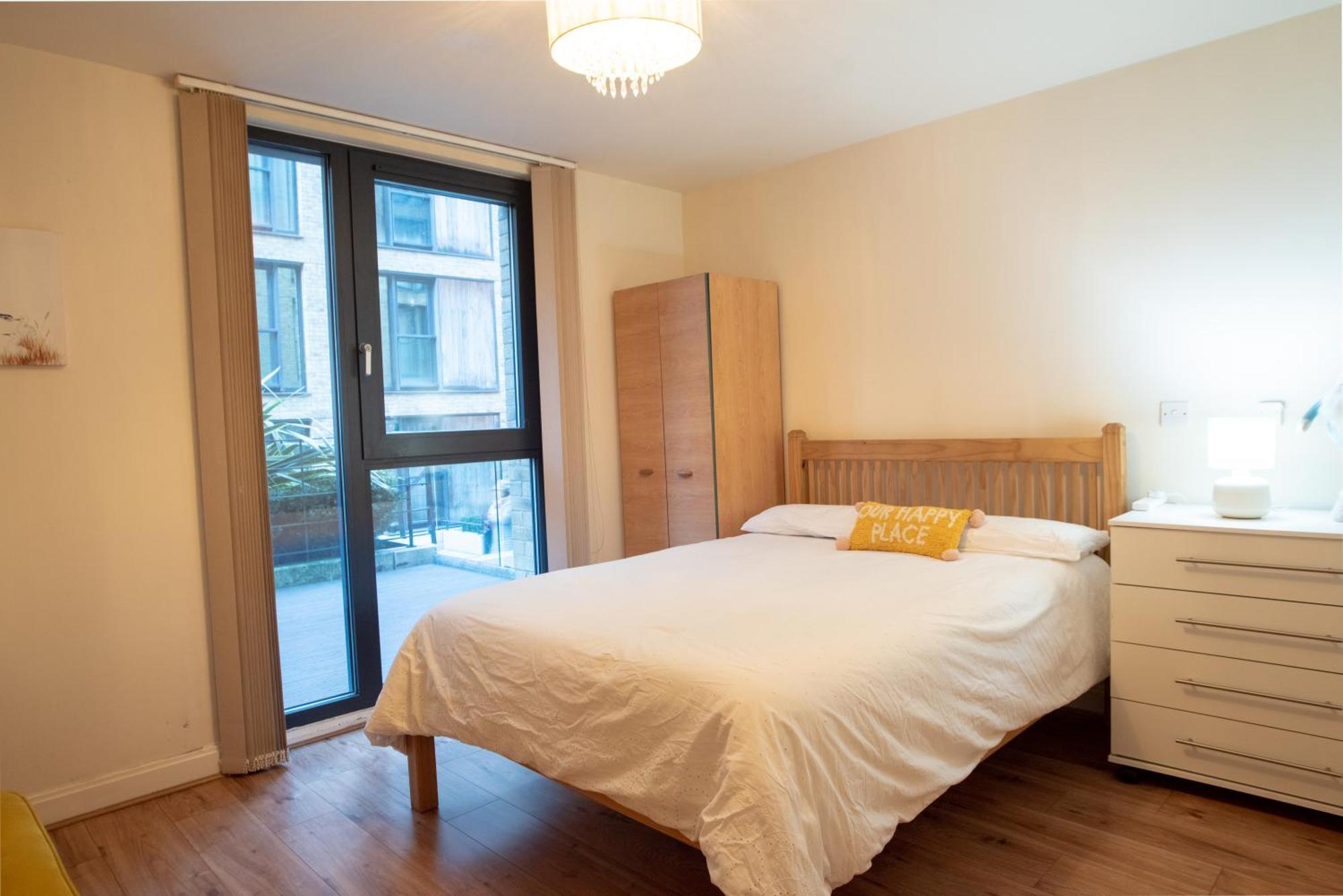 Spacious 1 Bed Apartment With Workspace, Coffee & Free Secure Parking Birmingham Bagian luar foto