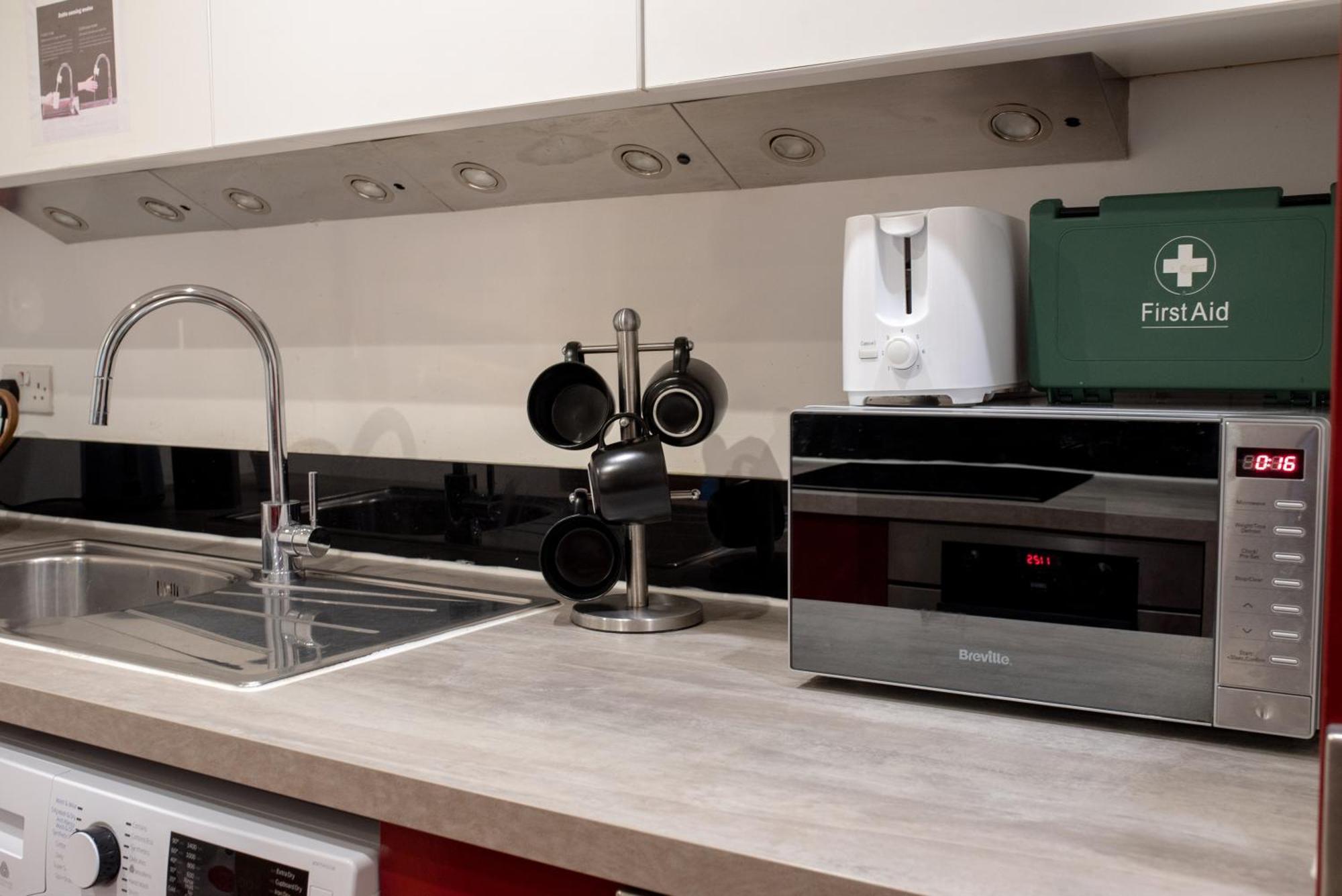 Spacious 1 Bed Apartment With Workspace, Coffee & Free Secure Parking Birmingham Bagian luar foto