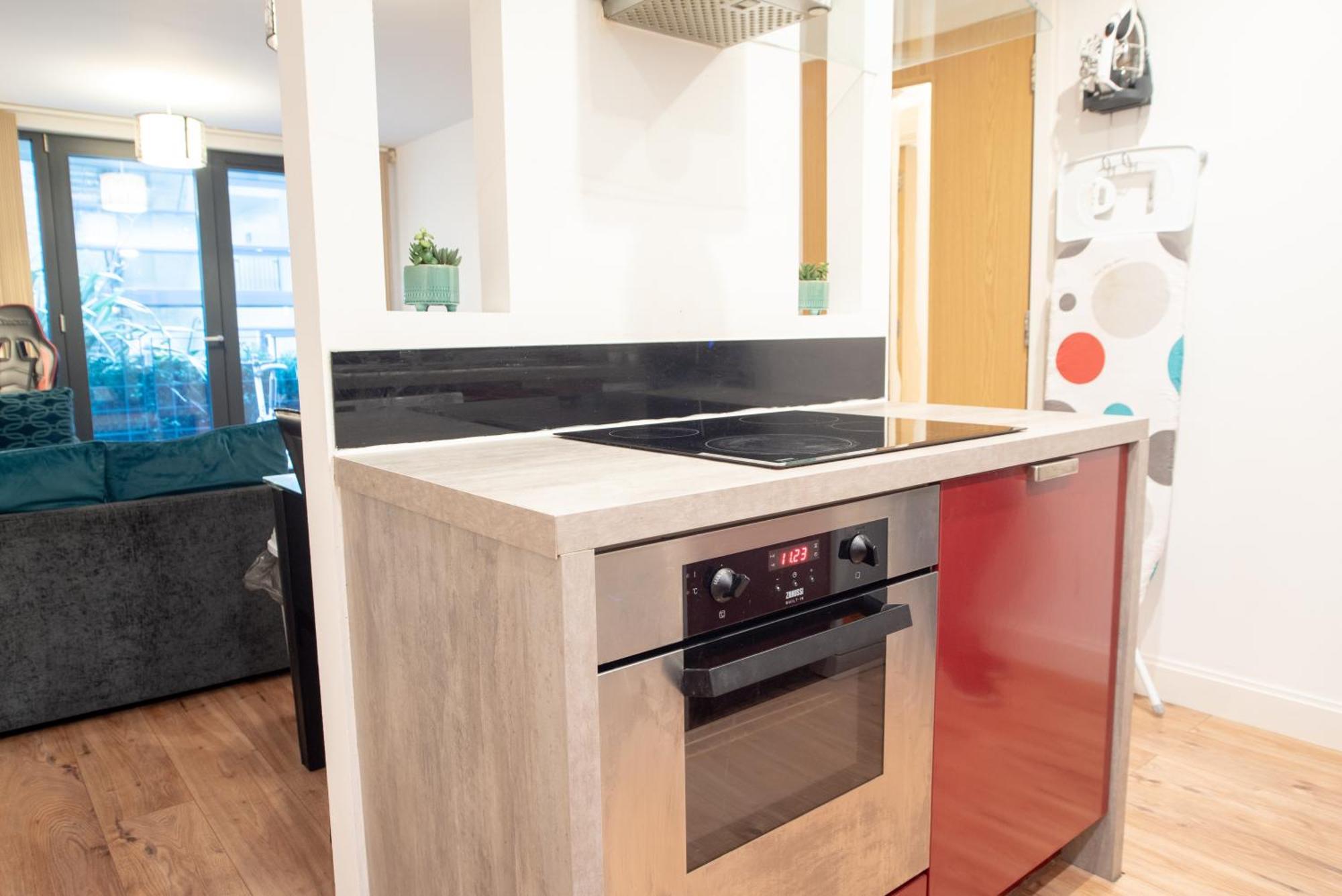 Spacious 1 Bed Apartment With Workspace, Coffee & Free Secure Parking Birmingham Bagian luar foto