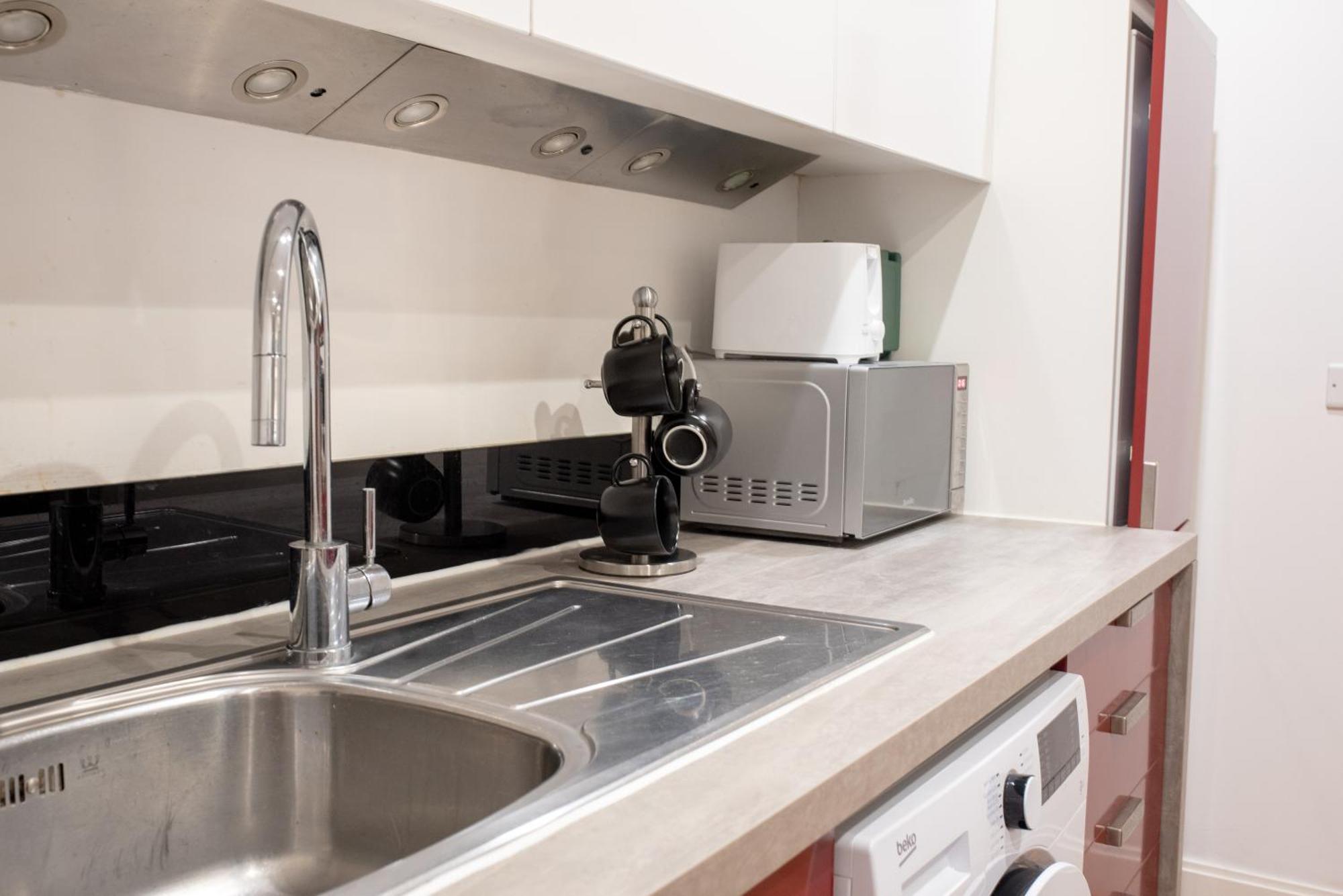Spacious 1 Bed Apartment With Workspace, Coffee & Free Secure Parking Birmingham Bagian luar foto