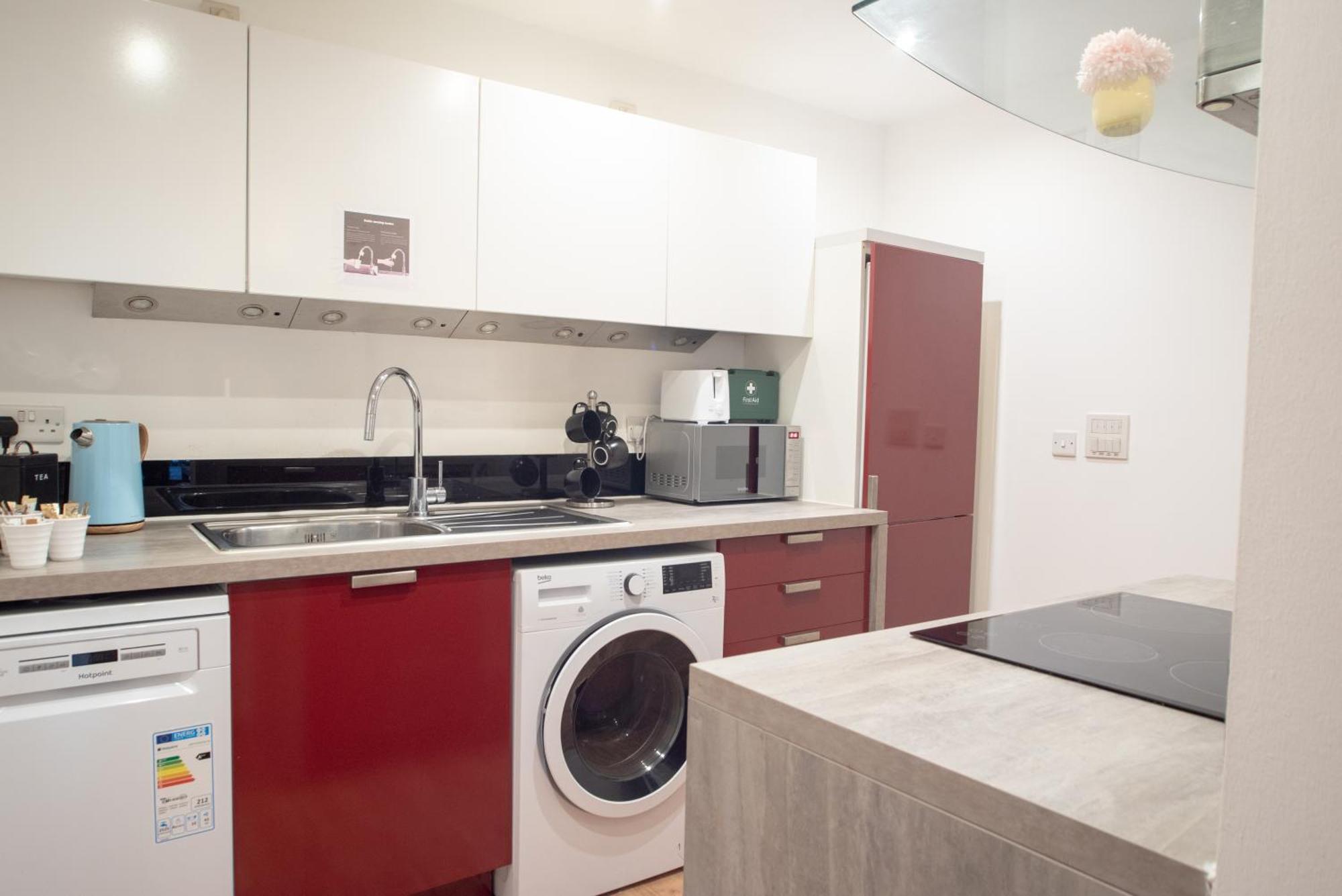 Spacious 1 Bed Apartment With Workspace, Coffee & Free Secure Parking Birmingham Bagian luar foto
