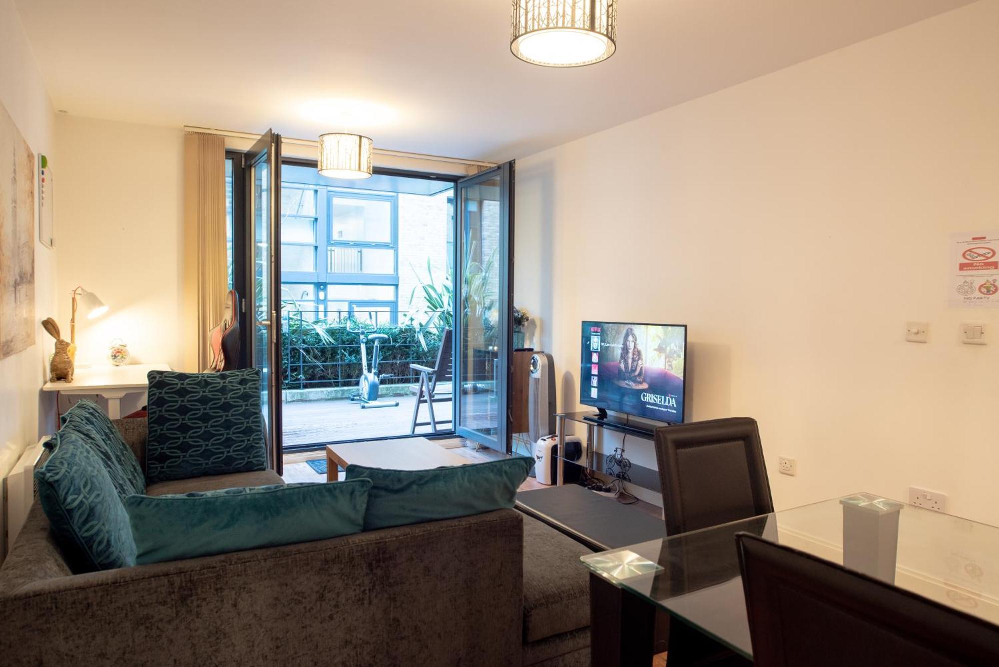 Spacious 1 Bed Apartment With Workspace, Coffee & Free Secure Parking Birmingham Bagian luar foto